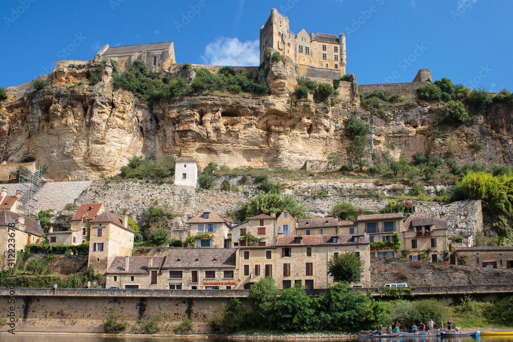 historische Stadt mit Burg an der Dordogne Frankreich Felsenwohnungen