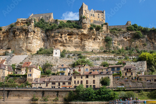 historische Stadt mit Burg an der Dordogne Frankreich Felsenwohnungen