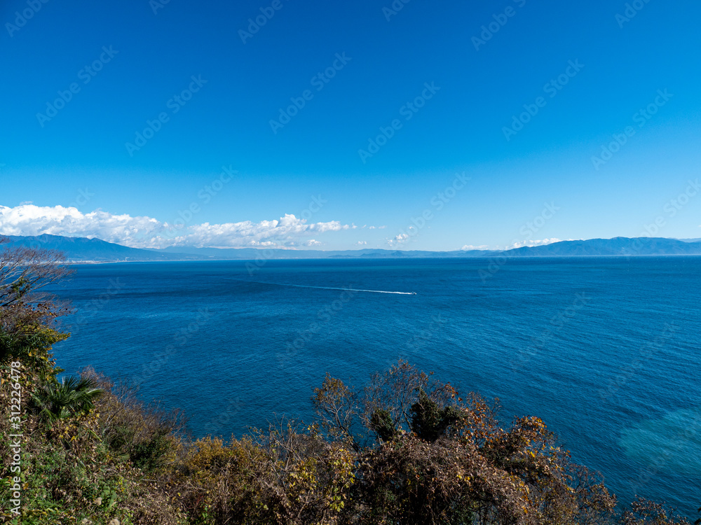 冬晴れの青空が広がる駿河湾の風景　静岡県薩埵峠　12月