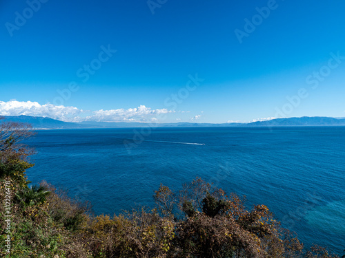 冬晴れの青空が広がる駿河湾の風景 静岡県薩埵峠 12月