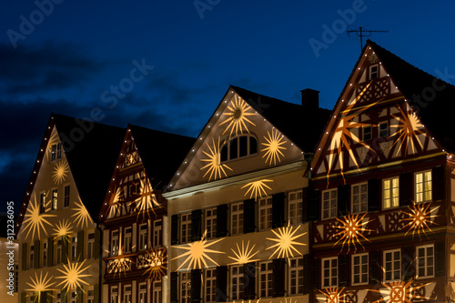 Weihnachlich beleuchtete Hausfassaden in Öhringen photo