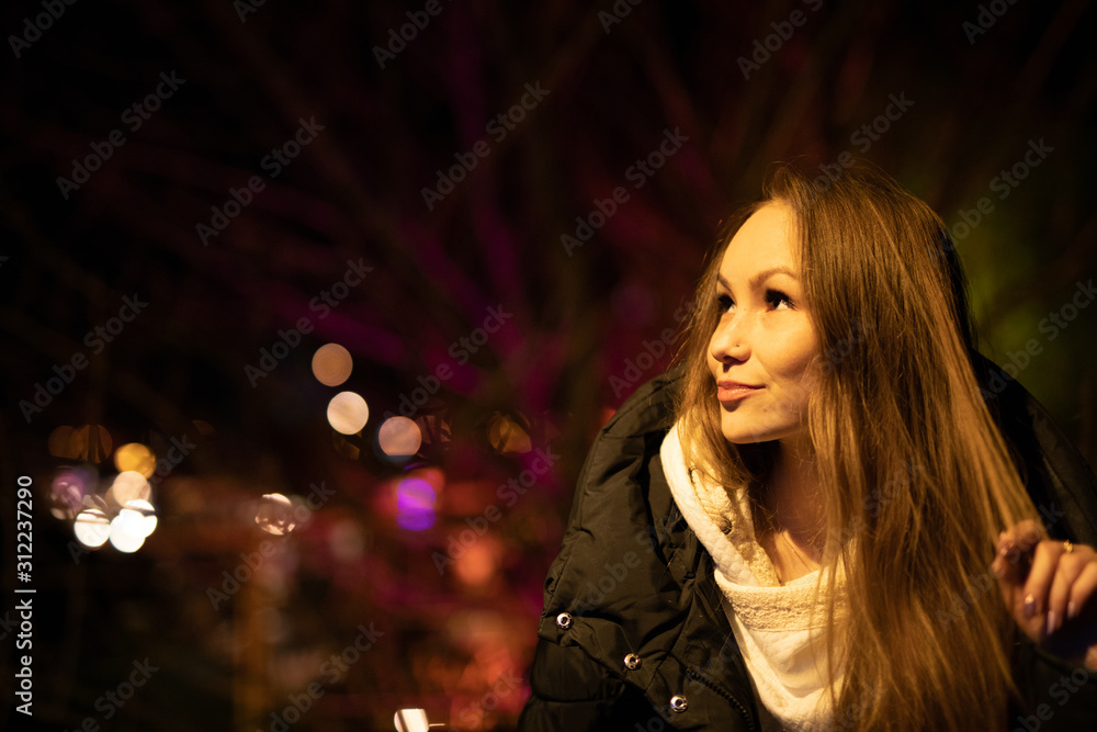 Frau in Berlin bei Weihnachten Frau in Berlin bei Weihnachten