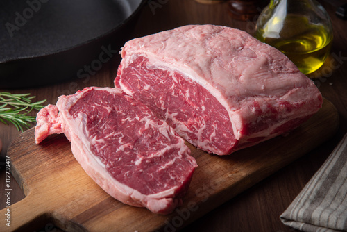 Foto raw block meat of sirloin steak