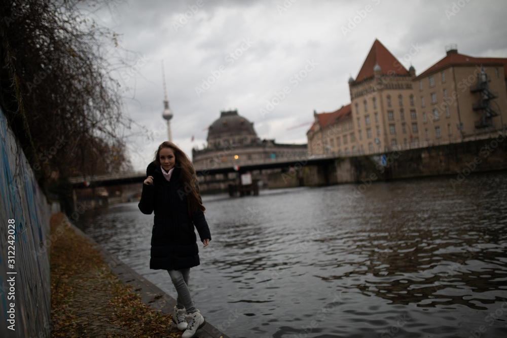 Fototapeta premium Frau in Berlin Stadt
