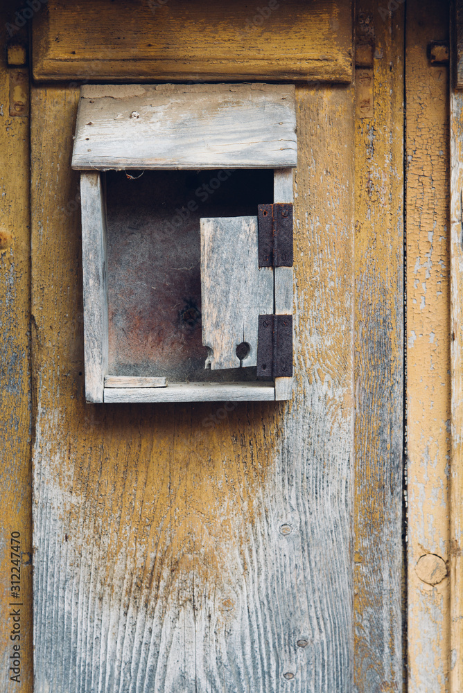 Naklejka premium une vieille boîte aux lettres abandonnée