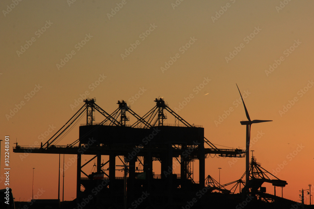 Obraz premium An industrial sunset