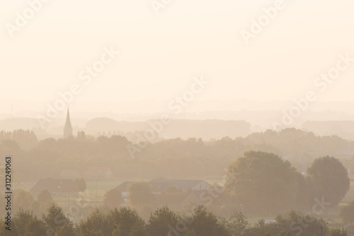 Foto Zicht op Bellegem tijdens een mistige ochtend, Kortrijk, Belgium