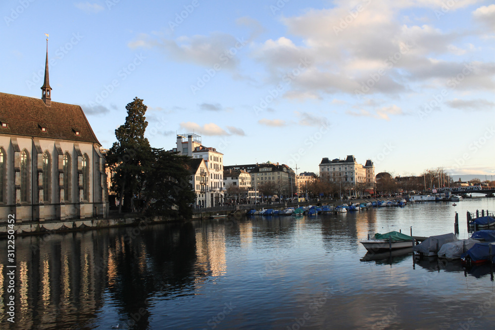 Fototapeta premium Advent in Zürich; Limmatufer mit Wasserkirche