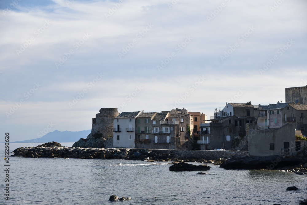 Obraz premium Erbalunga en fin de journée dans le cap Corse