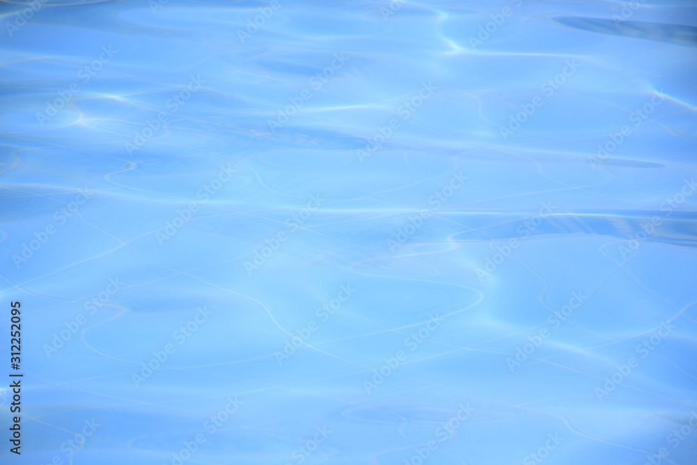 agua clara azul con poco movimiento
