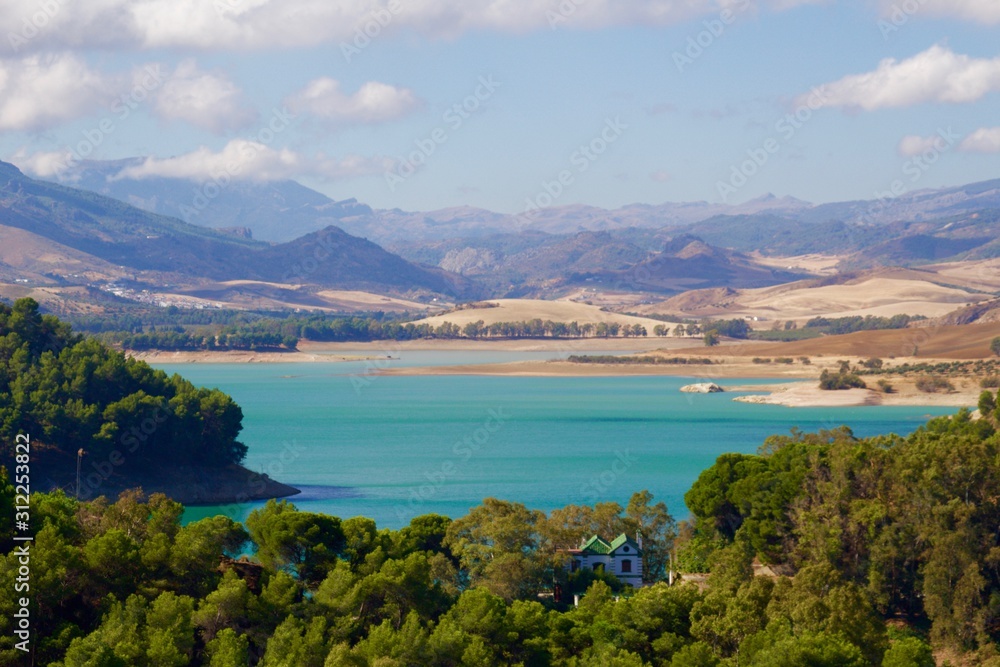lac turquoise près d'antequerra en andalousie