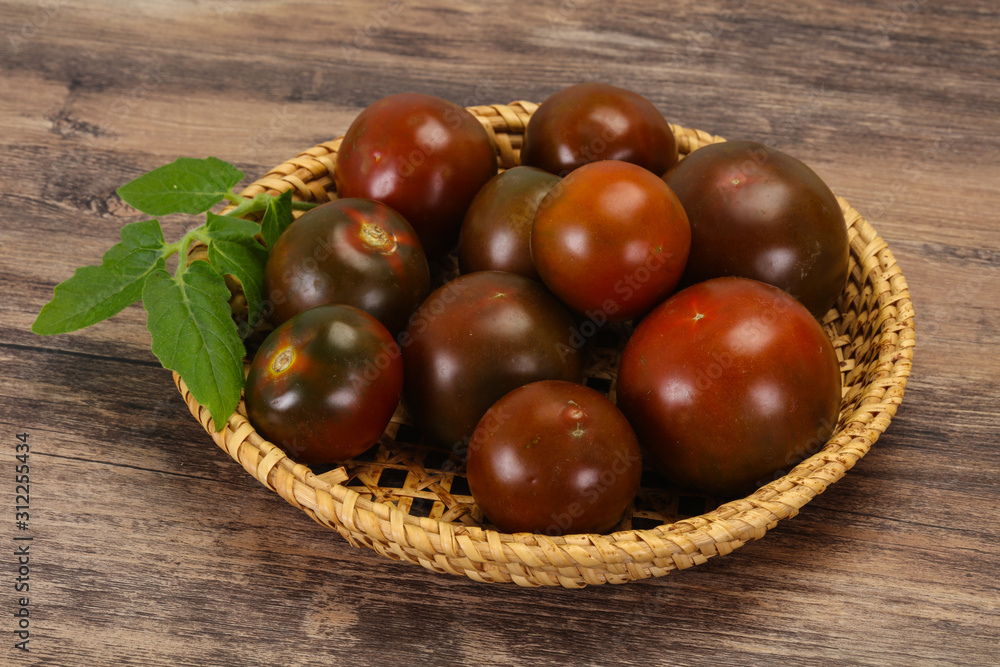 Obraz premium Black tomato -tasty fresh Kumato