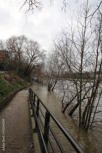 La Seine en crue sur l’île de la Jatte © jeanfrancois