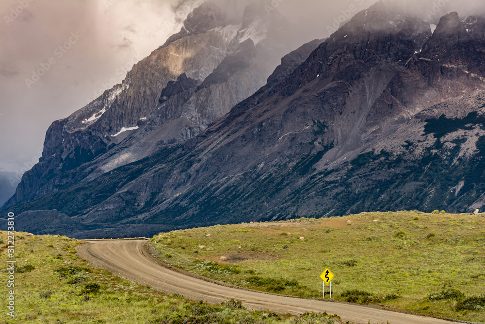 camino en direccion a las montañas (Torres del Paine,Chile)