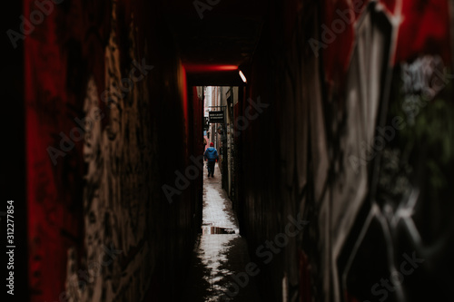 La plus petite rue d'Amsterdam dans le quartier rouge © lorabarra
