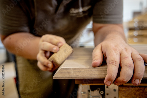 Schreinerei, Handwerker beim schleifen © DANLIN Media GmbH