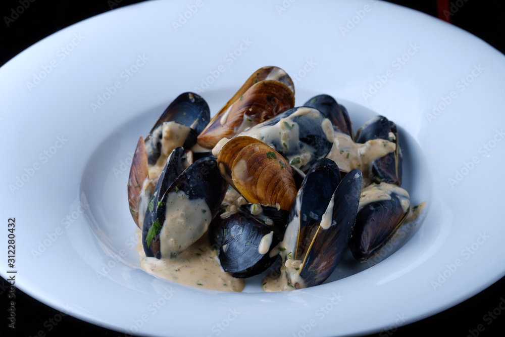 mussels in sauce