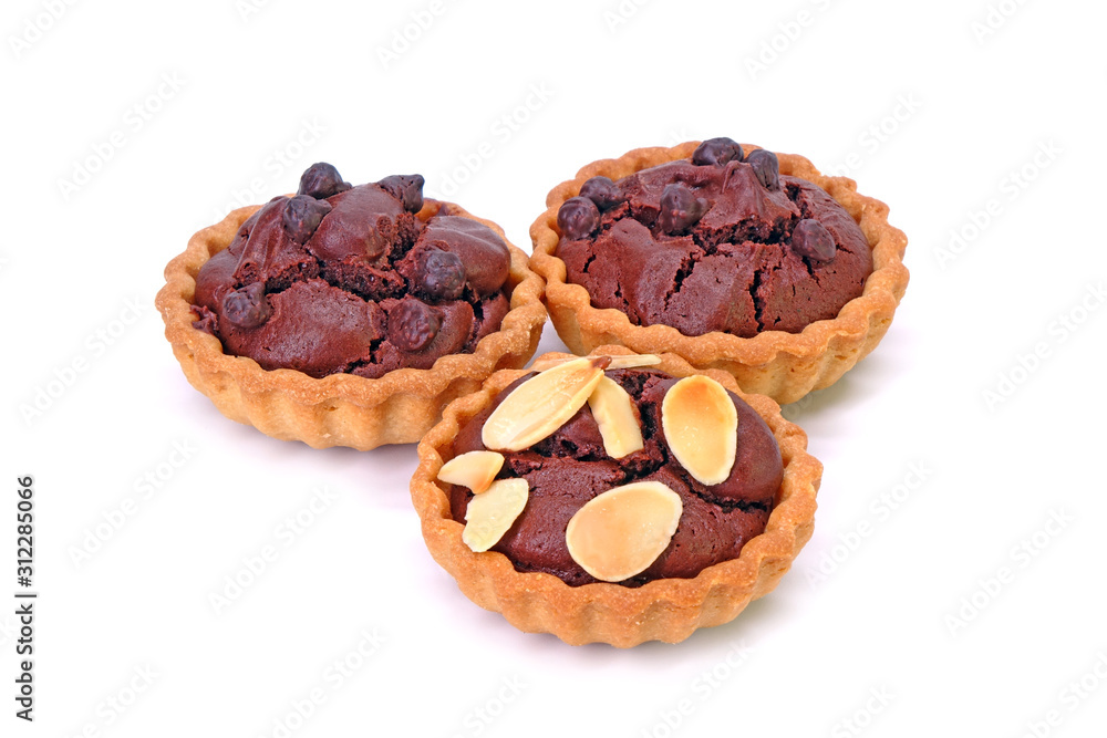 Obraz premium Chocolate tarts topping with sliced almonds and chocolate chips, Isolated on white background.