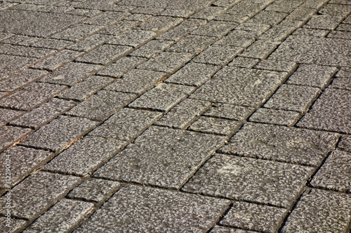 石畳み状の敷石のある広い歩道広場