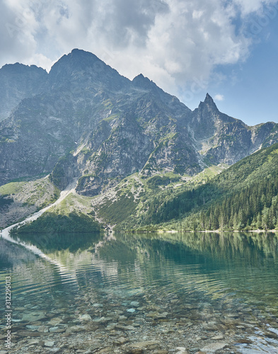 Bergsee Meerauge   Morskie Oko mit Bergen und Gewitterwolken. Hohe Tatra  Polen.