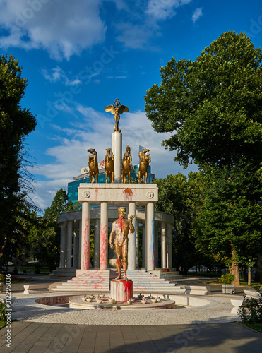 Mit Farbbomben / Schmierereien beschädigte Statue im Park Zena Borec nach Protesten. Skopje, Nordmazedonien. photo