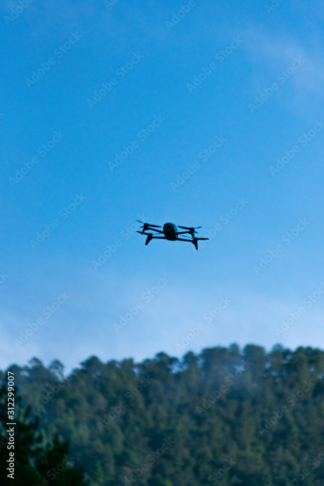 Fototapeta premium Drone sobrevolando el cielo
