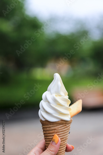 公園で食べるソフトクリーム