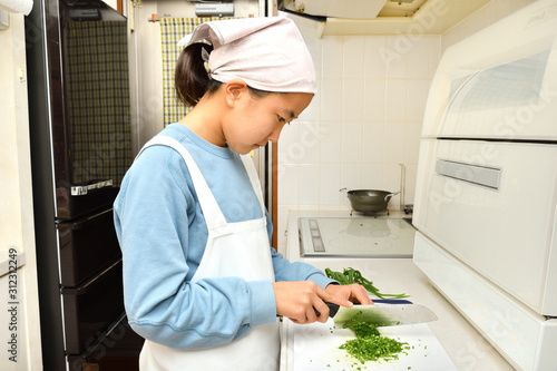 キッチンで料理をする女の子