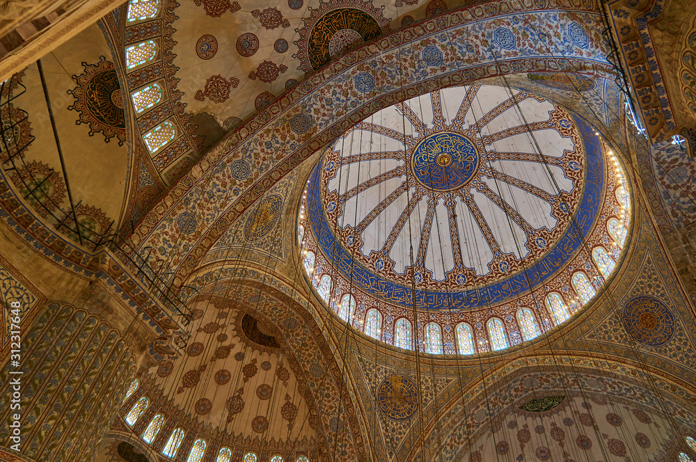 Kuppel und Deckenmalerei in der Sultan-Ahmed-Moschee / Blaue Moschee. Istanbul, Türkei