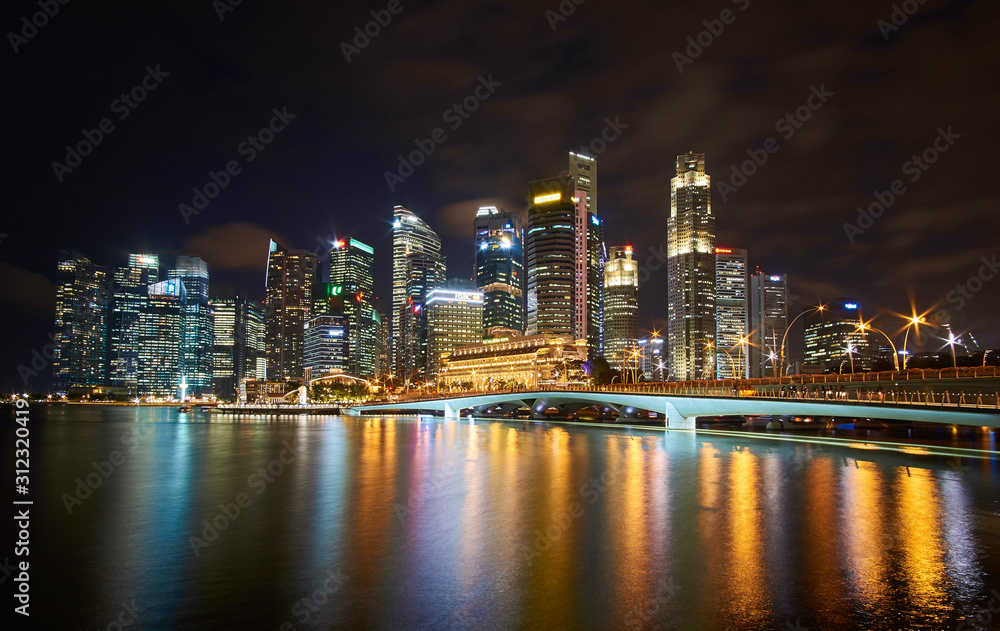 Singapur Skyline CDB / Downtown bei Nacht mit Himmel