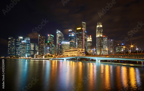 Singapur Skyline CDB   Downtown bei Nacht mit Himmel