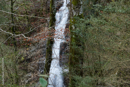 Cascade chute d'eau de rivières de ruisseaux et à côté de moulins ou dans des lavoirs photo