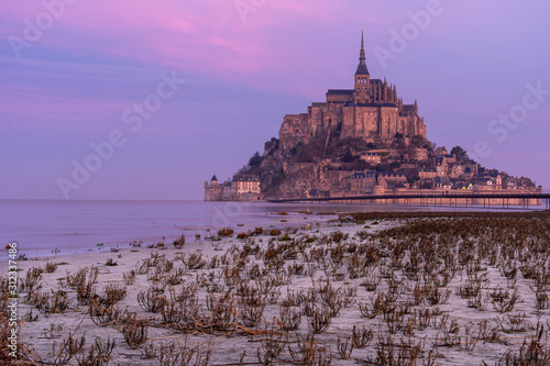 Le Mont Saint Michel in der Normandie Frankreich Dezember Winter photo