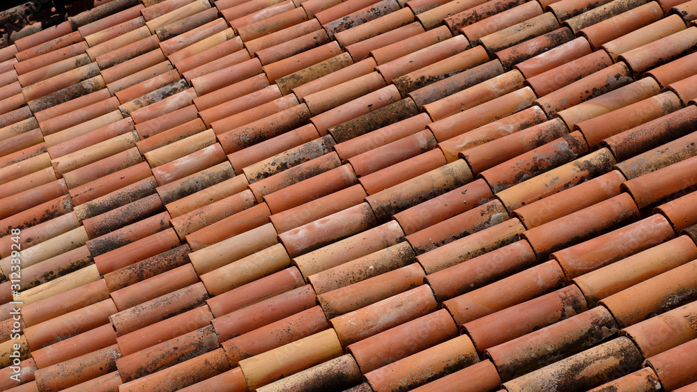 Toit en tuiles romanes