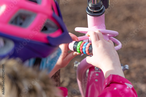 Anti Diebstahl Sicherung am Kinder Fahrrad mit Schloss photo