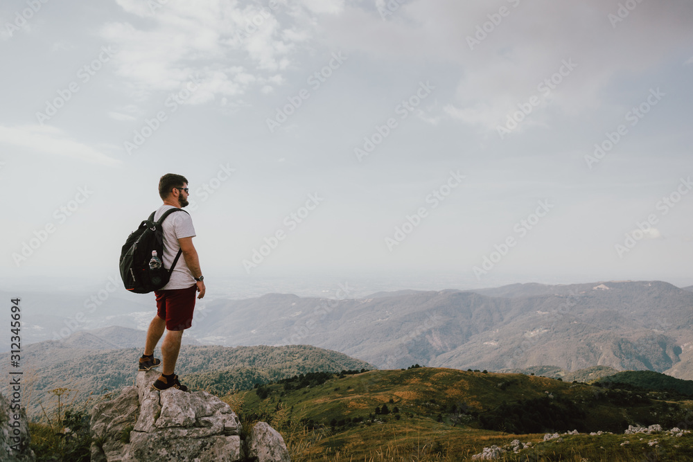 Naklejka premium young woman hiking in mountains