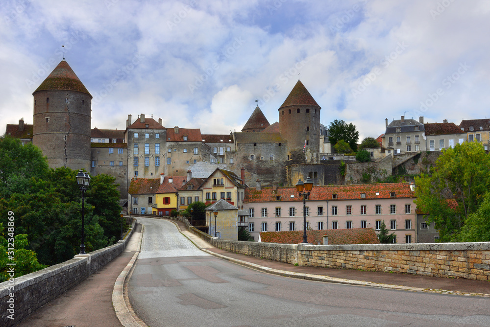 Semur-en-Auxois (21140) et son château, département de la Côte-d'Or  en région Bourgogne-Franche-Comté, France
