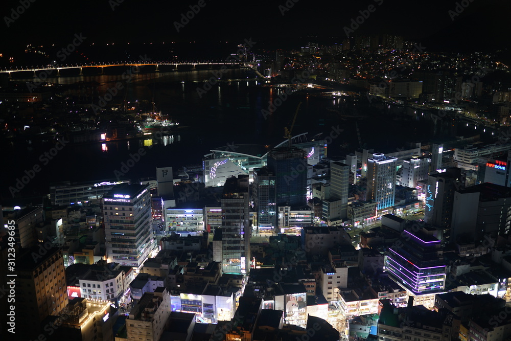 Fototapeta premium 韓国, 釜山, 建築, 観光, 松島スカイウォーク, 甘川洞文化村, カムチョンドンムナマウル, カラフルタウン, 釜山のマチュピチュ, 映画の殿堂, 釜山タワー, チャガルチ市場, 南浦洞, 西面, 龍頭山公園、夜景、イルミネーション、クリスマス、センタムシティ