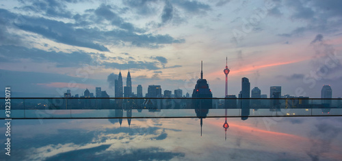 Infinity Pool und Blick auf CBD / Downtwon Kuala Lumpur vor Sonnenaufgang