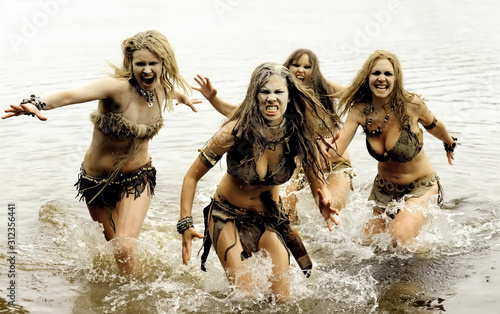 Fotografie A group of four neanderthal women are on the attack
