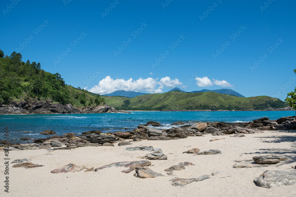 Bela praia tropical em Maresias. Litoral de São Paulo, Brasil Bela praia tropical em Maresias. Litoral de São Paulo, Brasil