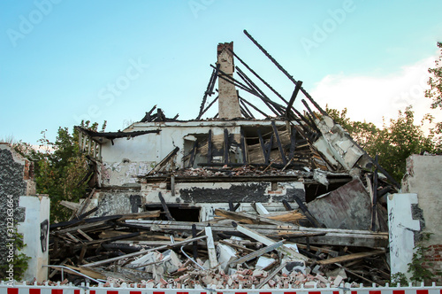 Blick auf eine Ruine eine abgebrannten und zusammen gefallenen Haus