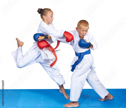 Little sportswoman beats gyaku Tsuki in jump