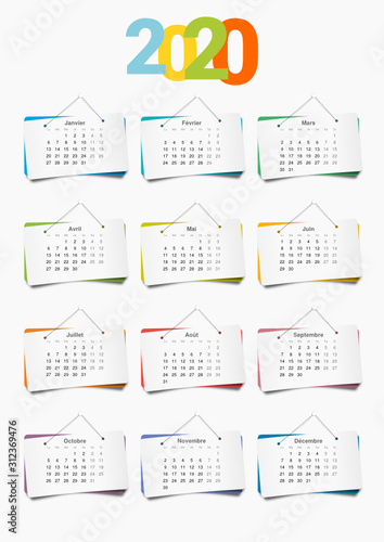 Calendrier décoratif 2020 en version française, avec les 12 mois présentés sur des panneaux de papier