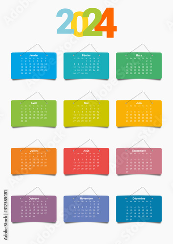 Calendrier décoratif 2024 en version française, avec les 12 mois présentés sur des panneaux de papier