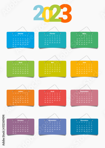 Calendrier décoratif 2023 en version française, avec les 12 mois présentés sur des panneaux de papier