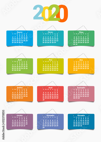 Calendrier décoratif 2020 en version française, avec les 12 mois présentés sur des panneaux de papier
