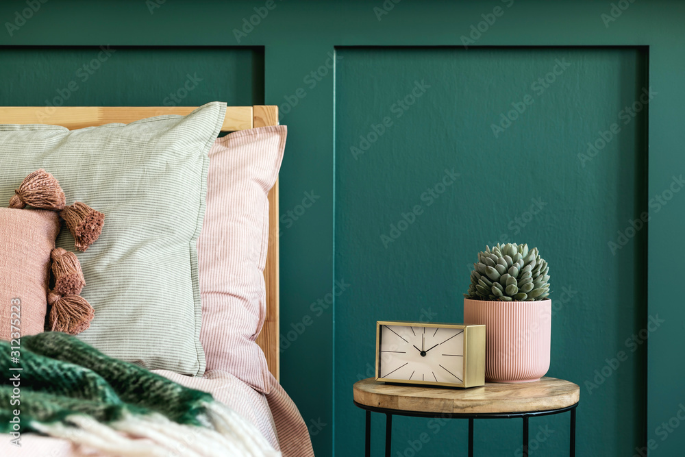 Stylish bedroom interior with design coffee table, plant, gold clock and  elegant personal accessories. Beautiful bed sheets, blanket and pillows.  Template. Modern home staging. Wall panelling. Details foto de Stock | Adobe
