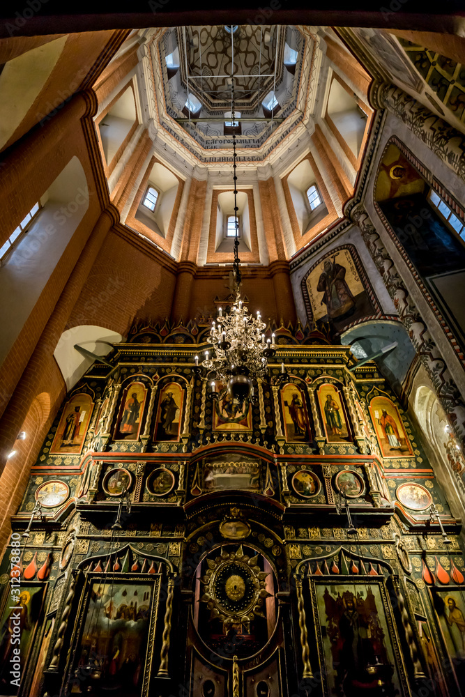 Obraz premium Moscow, Russia: Pokrovsky Cathedral (St. Basil's Cathedral) in Moscow on Red Square, interior decoration; chandelier