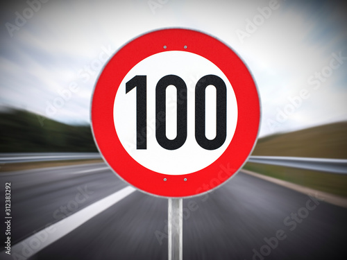 100 Tempolimit Geschwindigkeitsbegrenzung hundert km/h 3d render photo